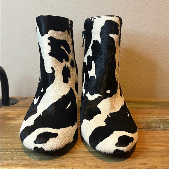 NWOB INC Cow Print Fur Ankle Boots size 7W - Picture 2 of 9